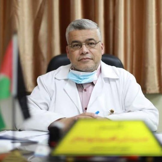 د. أبو ندى في مكتبه الطبي يرتدي المعطف الأبيض