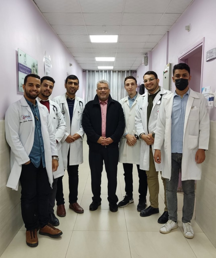 د. أبو ندى مع أطباء شباب ومقيمين في ممر المستشفى